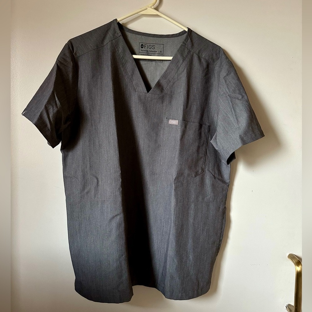Men’s figs scrub top size medium
